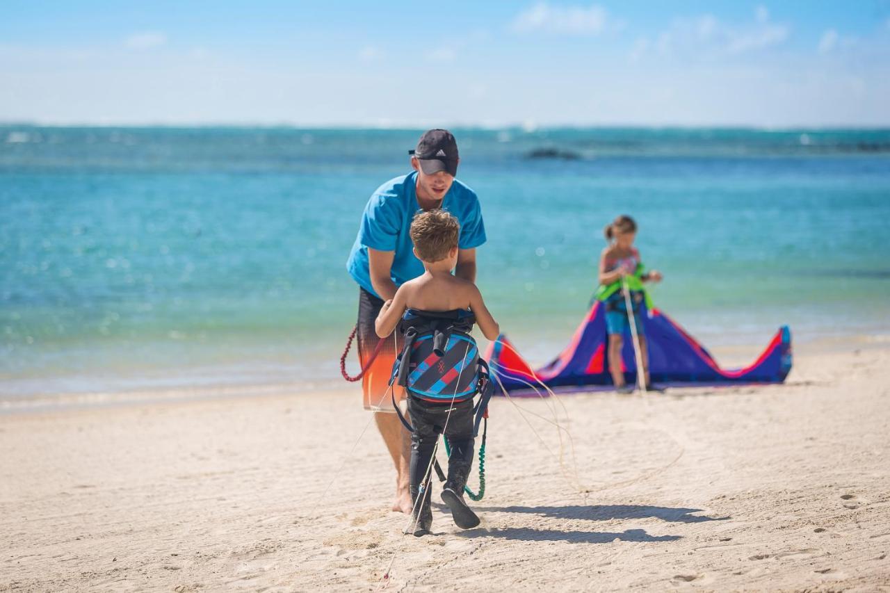Constance Prince Maurice Poste de Flacq Exterior foto A kiteboarding instructor with a student