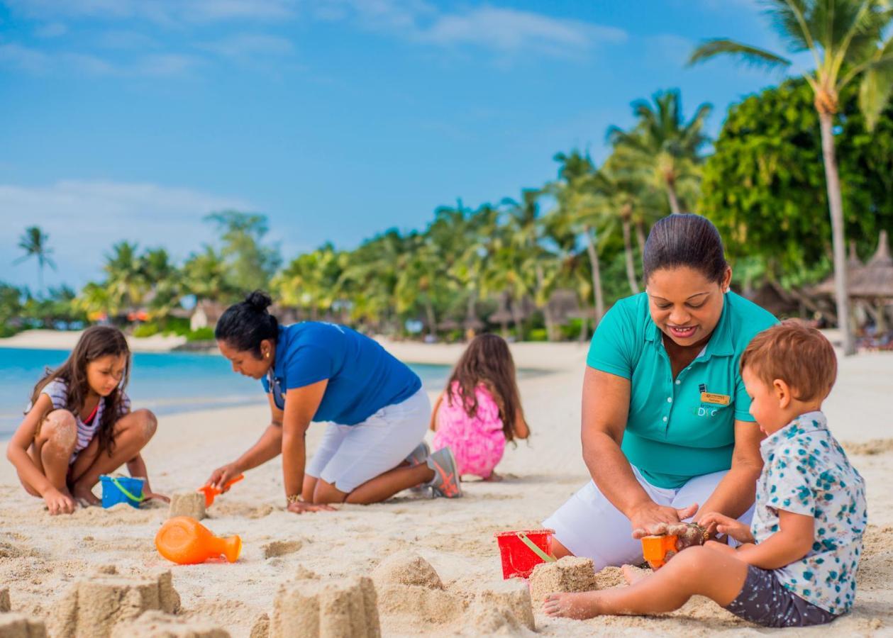Constance Prince Maurice Poste de Flacq Exterior foto Families on the beach at the Sheraton Resort Fiji