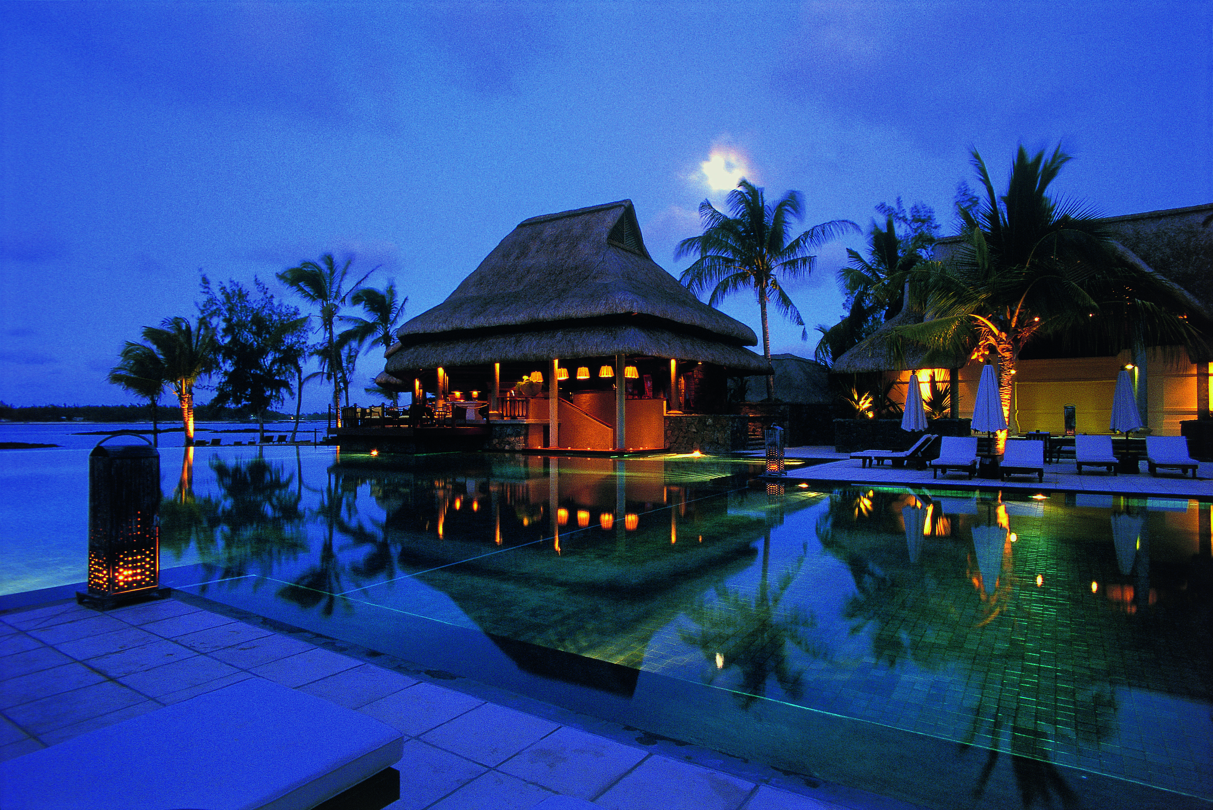 Constance Prince Maurice Poste de Flacq Exterior foto The resort at night