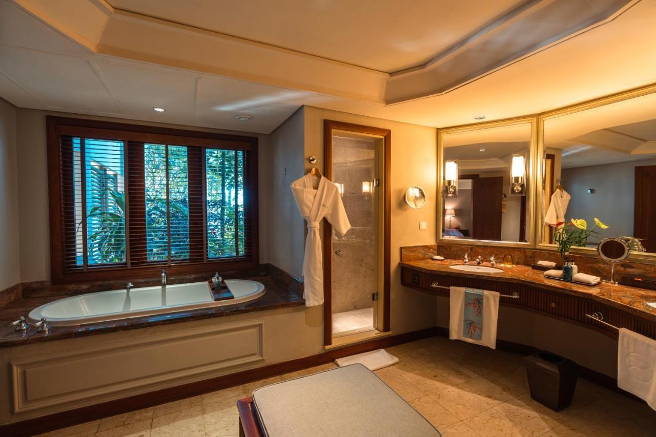 Constance Prince Maurice Poste de Flacq Exterior foto A bathroom in a hotel